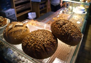 Das typisch deutsche Roggenbrot der Josefine Café & Bäckerei bleibt tagelang saftig (Foto: Ariana Žustra)