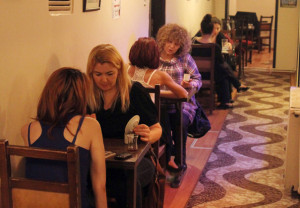 13 Wahrsager, 45 Minuten Wartezeit und jede Menge Leute, die mehr über ihr Schicksal wissen wollen (Foto: Karl Grünberg)