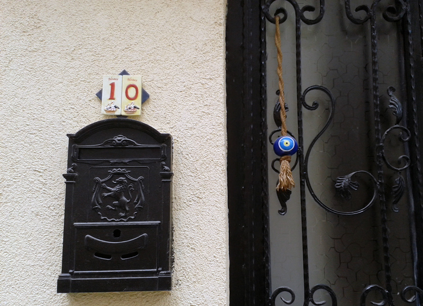 Ein magisches Auge neben dem Briefkasten: Damit Fluchbotschaften das Haus gar nicht erst erreichen. Foto: Jenny Becker