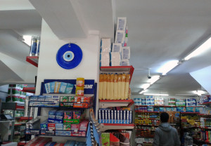 Schutz der Ware? Ein riesiges Glasauge an der Wand eines Supermarkts auf den Prinzeninseln. Foto: Jenny Becker