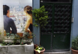 Wenn die Tür abgesperrt ist, setz dich auf die Terrasse und schau über die Stadt! Wandbild in Beyoğlu